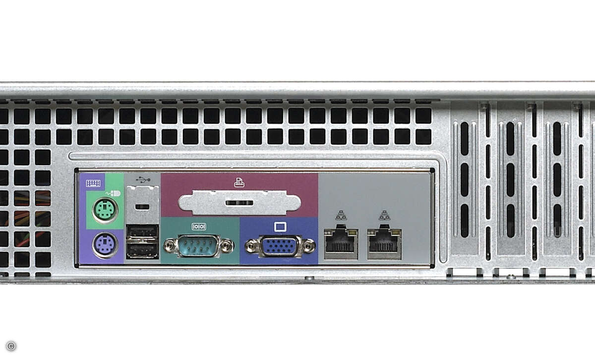 Die Rückseite des ReadyNAS 4200: Es ist mit zwei 10-Gigabit-Ethernet-Interfaces ausgerüstet.