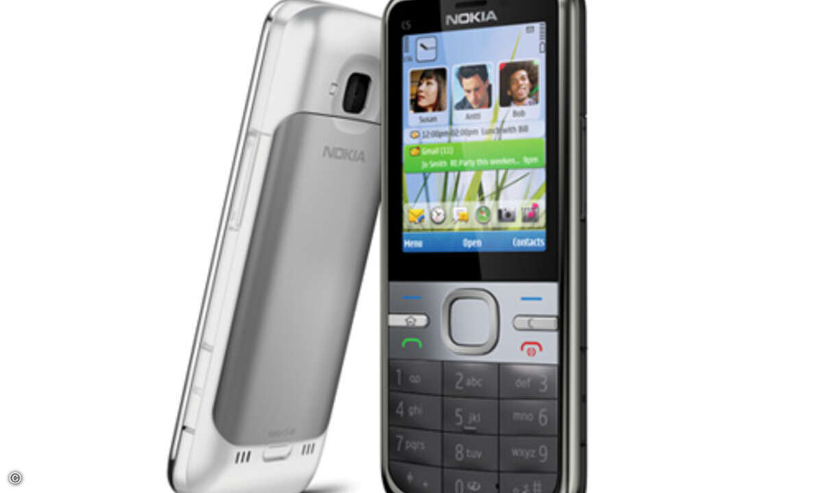 Künftige Handys von Nokia (hier das neue C5) werden sich durch die Bewegung der Nutzer mit Strom versorgen.