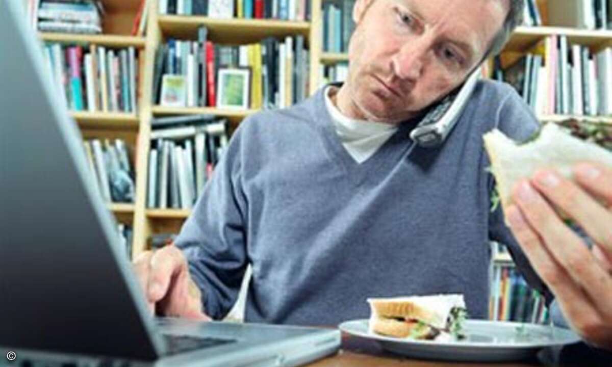 Abnehmen geht jetzt ganz einfach Online - und das Beste: man hat beide Hände frei für ein Sandwich.