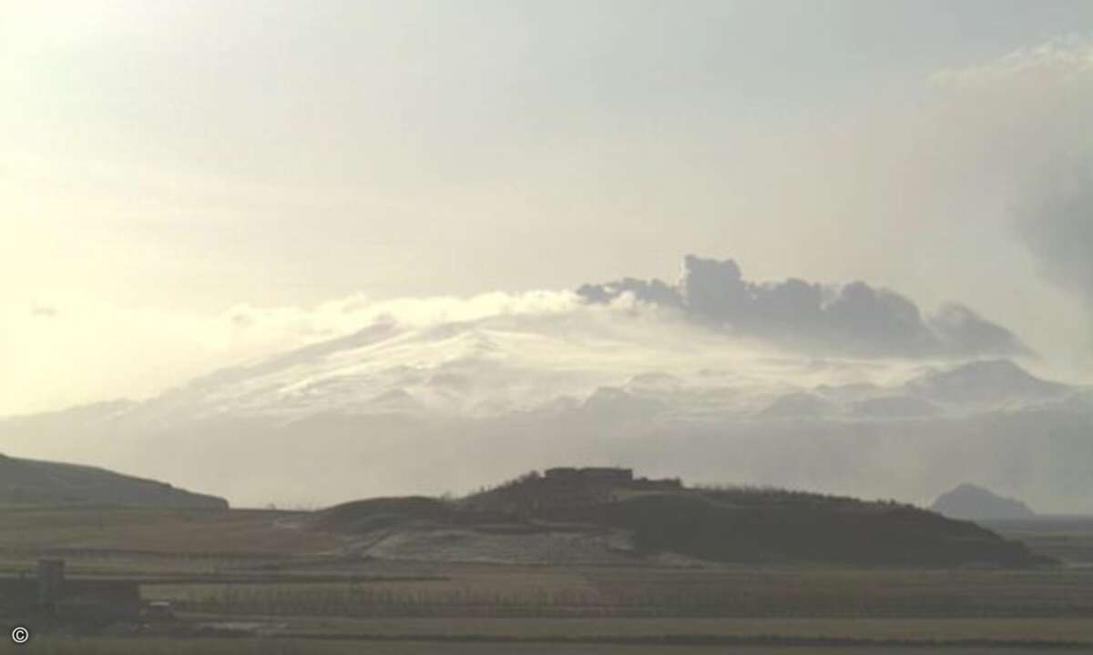 Den Bilder einer Webcam zufolge scheint sich der Eyjafallajökull etwas beruhigt zu haben, zumindest vorläufig.