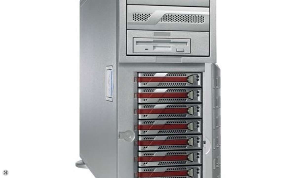 Transtec konfiguriert einen Quad-Core-Server nach den Wünschen des Kunden vor.