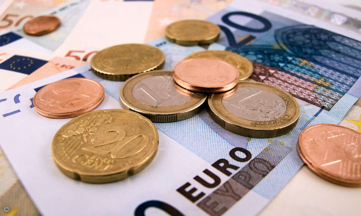 Billigangebote können teuer werden: Unseriöse Anbieter holen sich ihr Geld, indem sie Sonderleistungen berechnen, die nicht im Vertrag enthalten waren.
