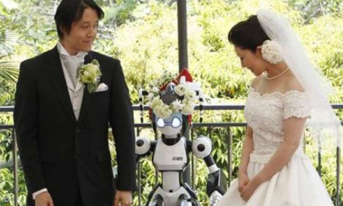 Schmuckes Kränzchen: Für die Hochzeit wurde der Roboter i-Fairy hübsch gemacht. (Foto: Reuters)