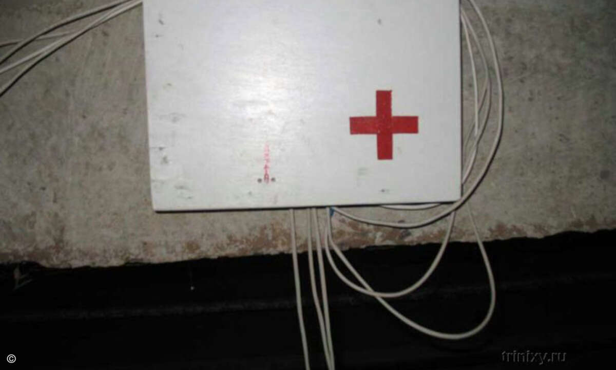 Resteverwertung: Zur Not tut es auch der Sanitätsschrank als Kabelschrank.