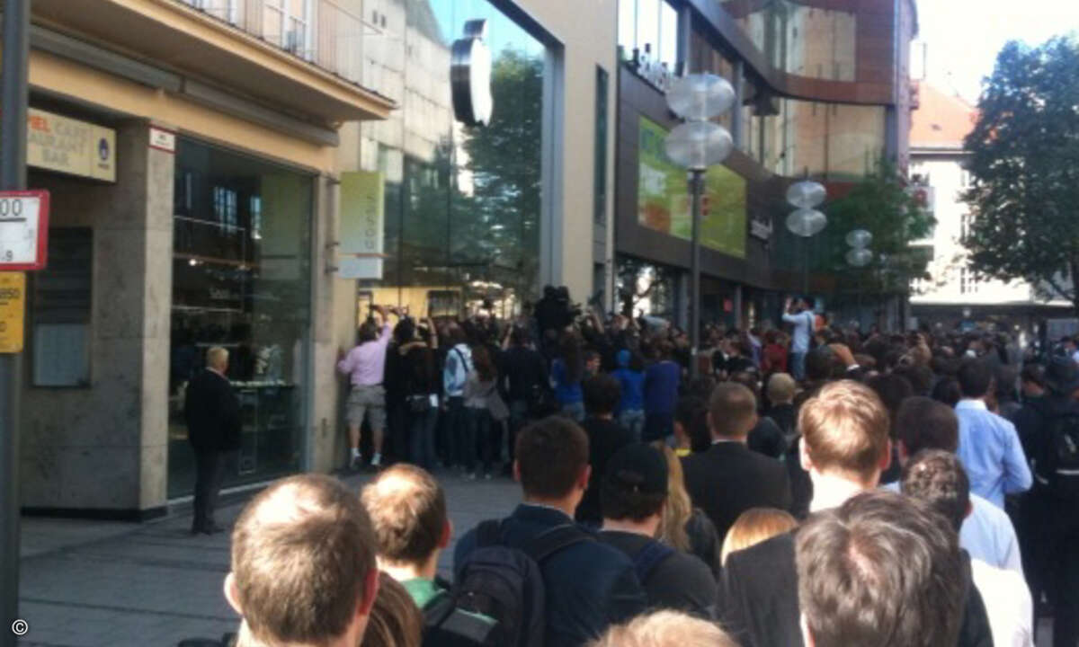 Vor den Apple Stores bildeten sich wie hier in München schon am frühen Samstagmorgen lange Schlangen