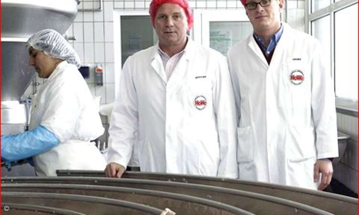 Angeblich hat Hoeneß-Sohn Florian (rechts, neben seinem Vater) den Papa von den Segnungen des Web-2.0-Zeitalters überzeugt.