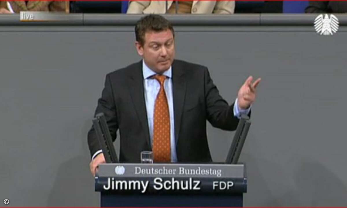 So nicht, Herr Schulz! Der FDP-Bundestagsabgeordnete wagte es, eine Rede nicht von solidem deutschen Papier, sondern einem amerikanischen iPad abzulesen.
