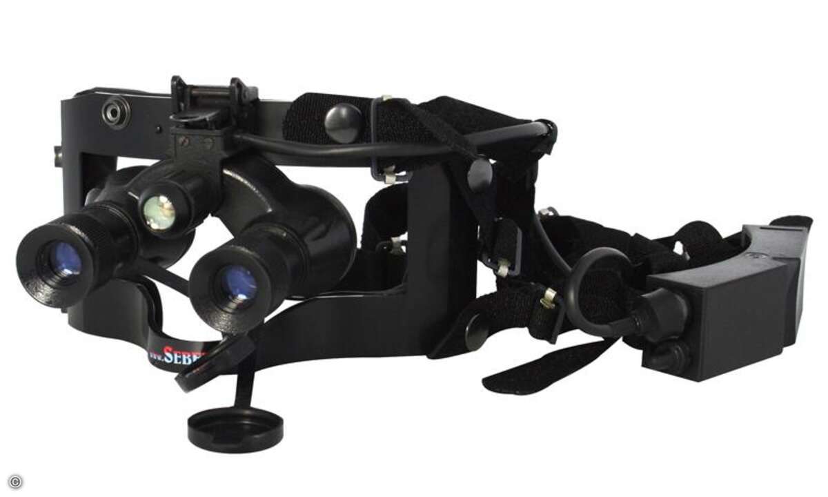 Selbst bei Ausfall der Flutlichtanlage verliert ein Schiri dank des Commando Goggles 1x15 nie die Übersicht.