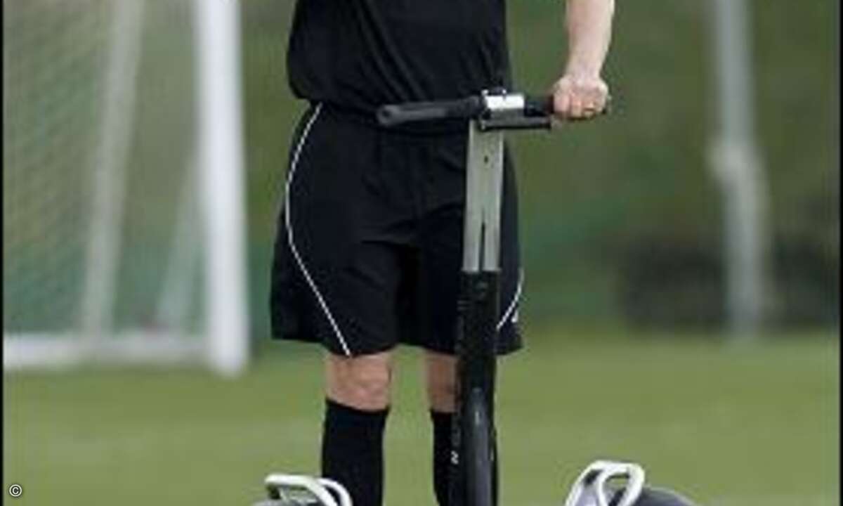Endlich auf Ballhöhe, mit dem Segway. (Bild: The Sun)