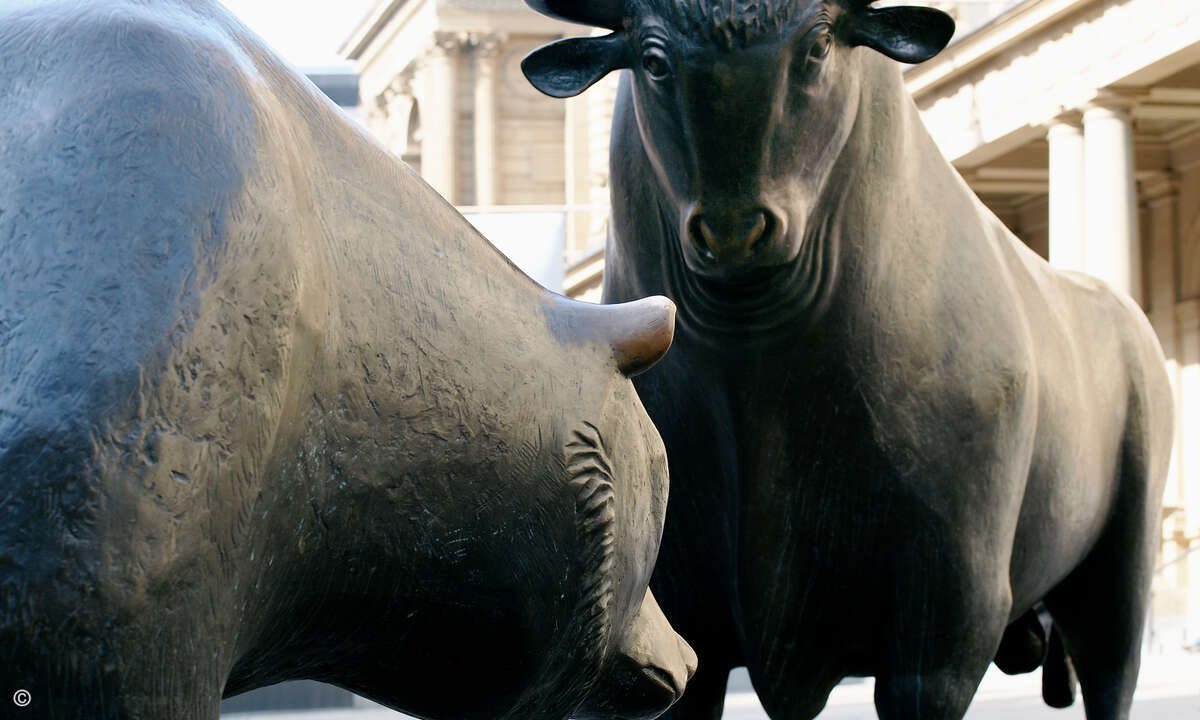Bulle und Bär vor der Frankfurter Wertpapierbörse symbolisieren steigende oder fallende Kurse – die Lebenselixiere der Börsenhändler. Foto: Deutsche Börse Systems