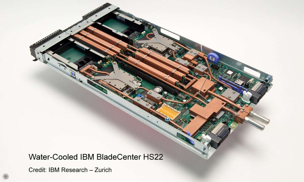 Das wassergekühlte IBM Blade Center HS22 umfasst Kühlkörper für die Prozessoren (graue Elemente mit Y-Klammern), Speichereinheiten (längliche Elemente) und weitere Komponenten. Foto: IBM Research