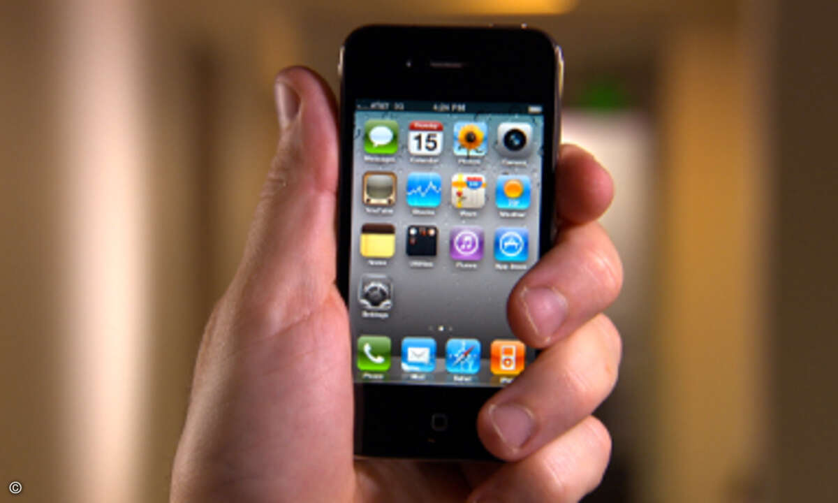 Problematischer Griff: Wer das iPhone 4 so hält, muss mit Schwierigkeiten rechnen. Dumm nur, wenn jemand während eines Telefonats mit der rechten Hand Notizen machen möchte.