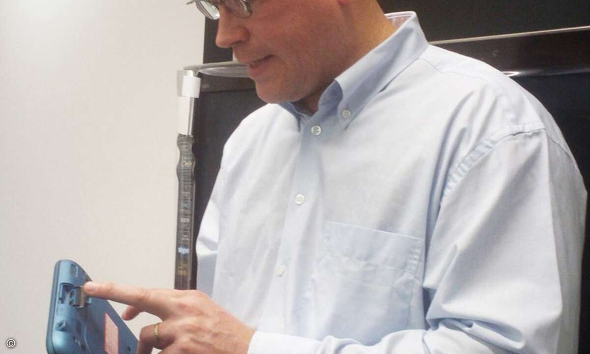 Die Anschlüsse sind für einen sauberen Look hinter Abdeckungen untergebracht (im Bild: Markus Schütz, Senior Press Reviews Manager, EMEA bei Dell)