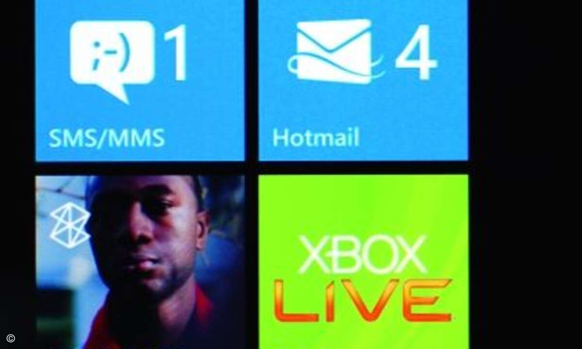 Windows Phone 7 sorgt mit Miniaturbildern zuvor gewählter Musiktitel oder Fotos automatisch für Abwechslung im Startbildschirm.