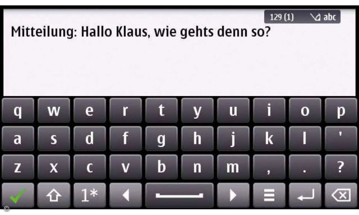 Getippt wird wahlweise auf einer virtuellen Handy- oder einer Schreibmaschinen-Tastatur.