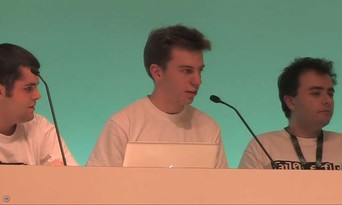 "marcan", "sven" und "bushing" vom Hackerteam "fail0verflow" erläuterten Ende 2010 auf dem 27ten Chaos Communication Congress in Berlin die Fehler bei der Umsetzung des PlayStation-3-Sicherheitskonzepts.