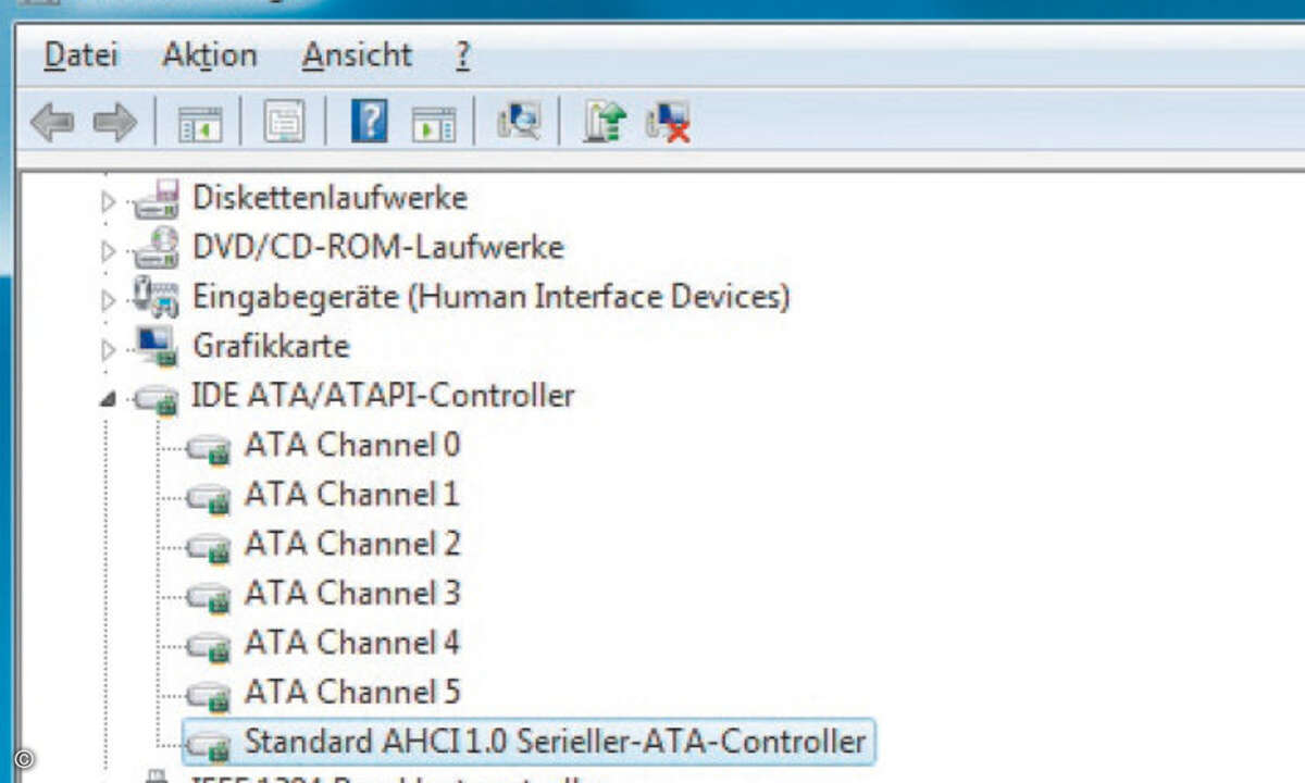 Bevor man Windows 7 frisch installiert sollte man unbedingt im BIOS den Festplatten-Controller in den AHCI-Modus schalten. Ansonsten wird jede SSD als normale IDE-Platte behandelt, der Trim-Befehl nicht ausgeführt, die automatische Defragmentierung n