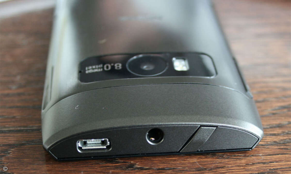 Neben Micro-USB kann das X7 auch noch mit älteren Nokia-Ladegeräten.
