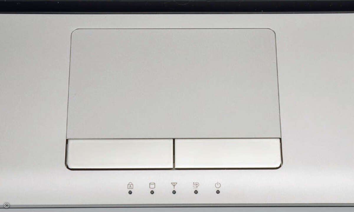 Silberling: Auf dem Gehäuse des Samsung RV511 kann man die Beschriftung der Status-LEDs gut lesen. Das Touchpad ist groß und angenehm zu bedienen.