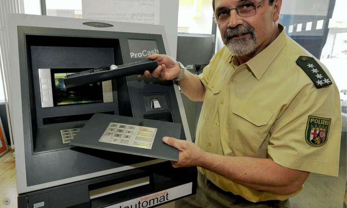 Neben digitalen Diebstahlmethoden wird auch das Skimming weiterhin oft eingesetzt, um Kartendaten direkt am Automaten abzugreifen, wie hier in Freiburg.