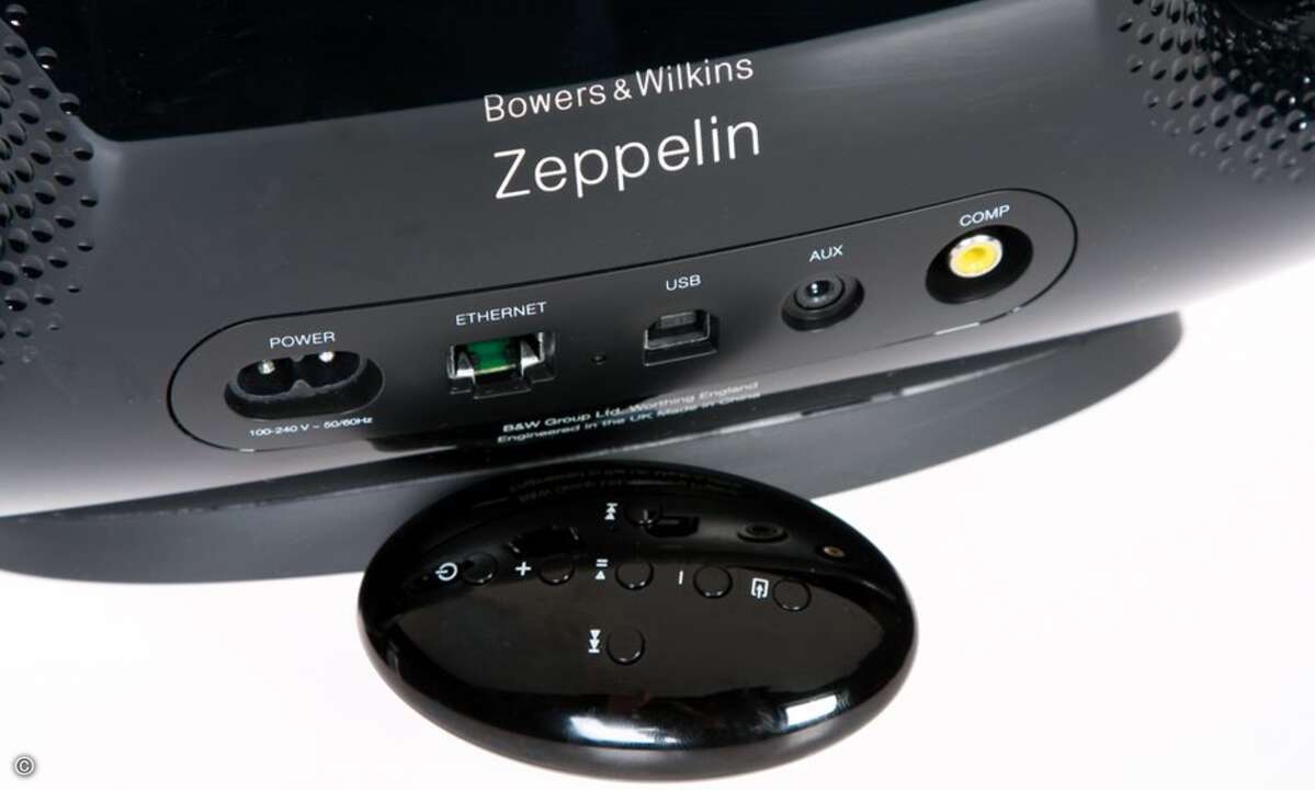 Die LAN-Schnittstelle dient nur der ersten Konfiguraton. Die Fernbedienung liegt – wie beim Ur-Zeppelin sehr gut in der Hand.