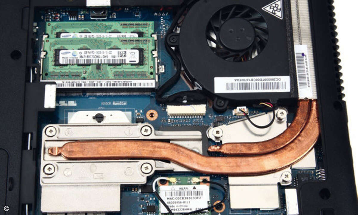 Unter den Kühlkörpern unseres Llano-Test-Notebooks sitzen ein A8-3500M und ein zusätzlicher Radeon-HD-6330-Grafikchip.