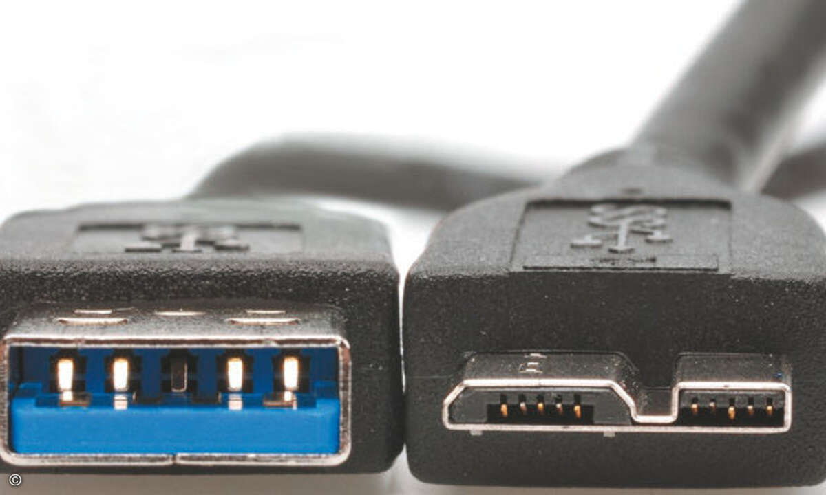 USB-2.0-Stecker vom Typ A (links) verfügen über vier Kontaktfedern. Rechts daneben ist der Mini-Typ-B Stecker.