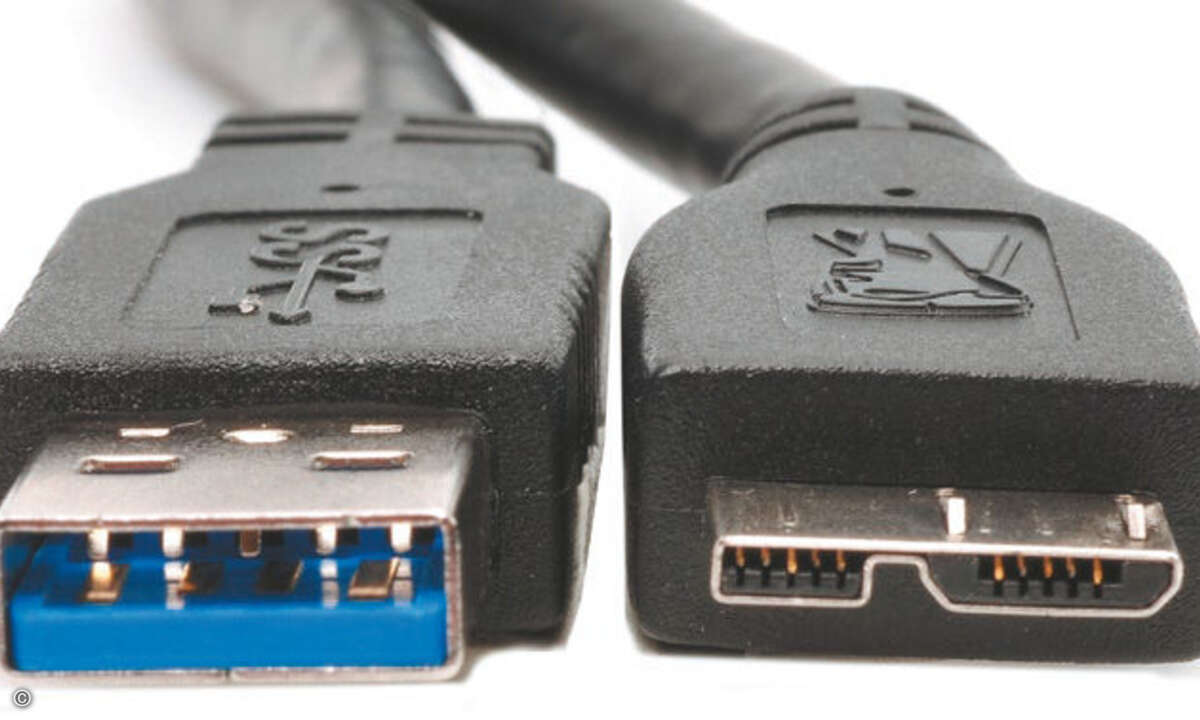 Hinter den vier 2.0-Kontakten des A-Steckers verbergen sich weitere fünf Kontakte für Superspeed. Der Micro-Typ-B-Stecker ist zweigeteilt.