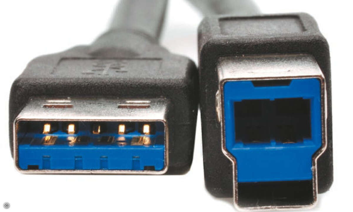 Der USB-3.0-Stecker vom Typ-B (links) hat ebenfalls fünf weitere Kontakte und passt nicht in alte 2.0-Buchsen.