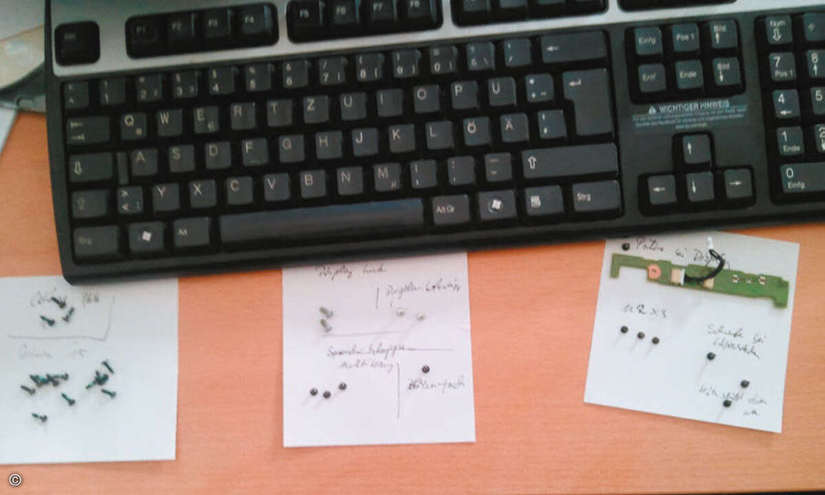 Beim Zerlegen des Notebooks ist es sinnvoll, die verschiedenen Schrauben und Bauteile separat abzulegen und zu notieren, wohin sie gehören. © PC Magazin