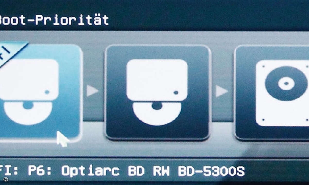 Für die Installation der UEFI-Version von Windows 7 muss ein optisches Laufwerk mit UEFi-Kennzeichnung ausgewählt werden.