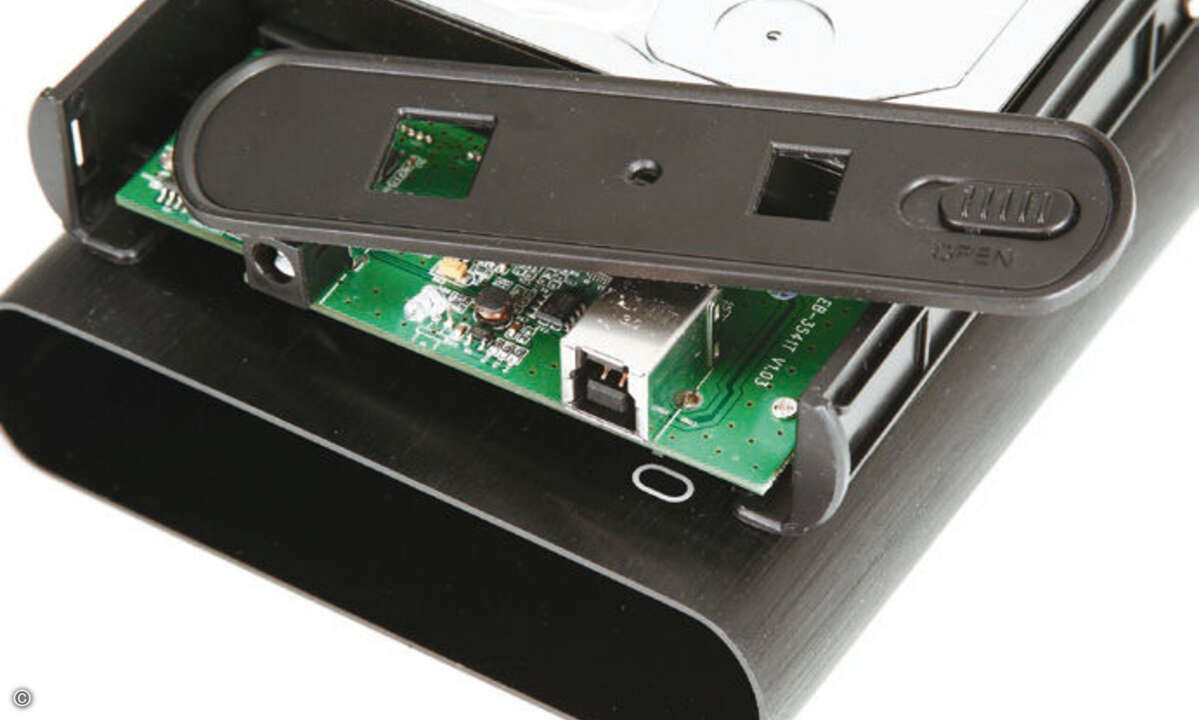 Die AluDisk 3.0 von One Technologies wird lediglich von einem Schiebeschalter im Alugehäuse gehalten. Das scheint wenig sicher und ist für den Transport ungeeignet.