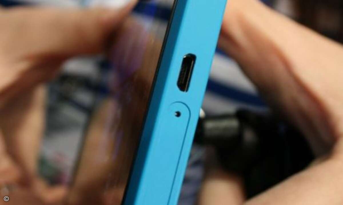Wie beim 800er-Modell findet man oben Gehäuseöffnungen für SIM, microUSB und Kopfhörer. © connect
