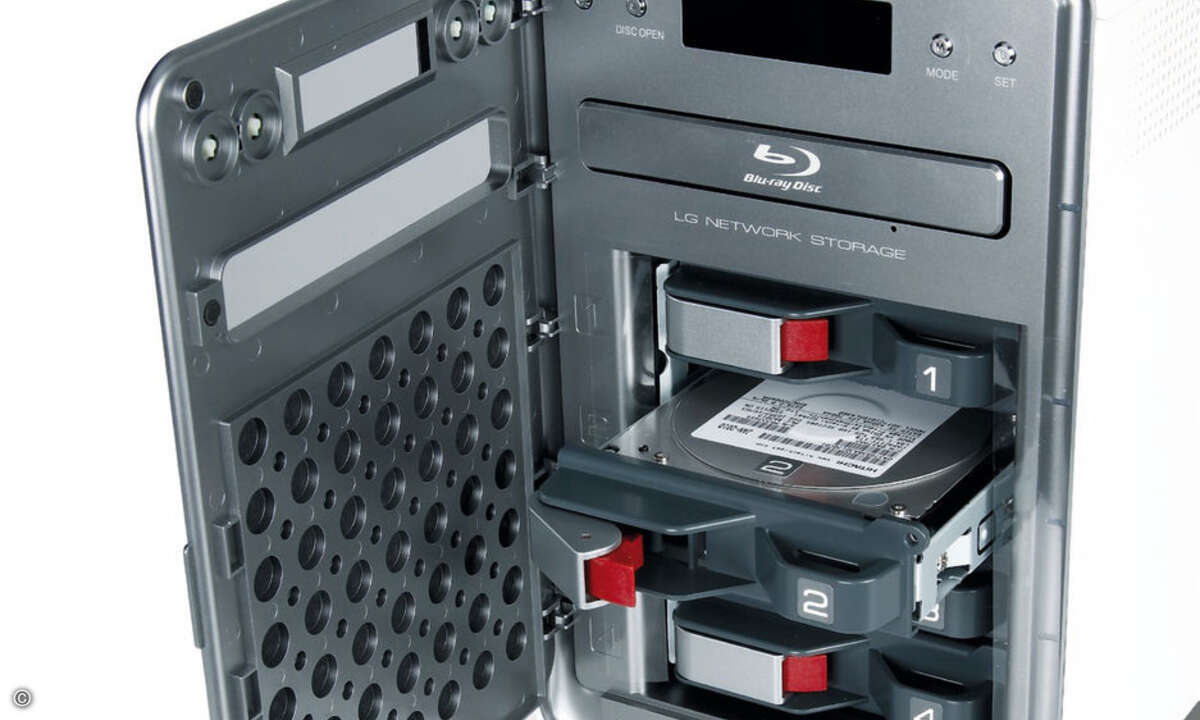 Eine Tür versteckt bei der LG N4B2 die vier Festplatten-Einschübe. Geht im RAID-1- oder -5-Modus eine Festplatte kaputt, kann sie im laufenden Betrieb gewechselt werden, ohne dass Daten verloren gehen (genannt „Hot Swap“). © Josef Bleier, Stefan Rudn