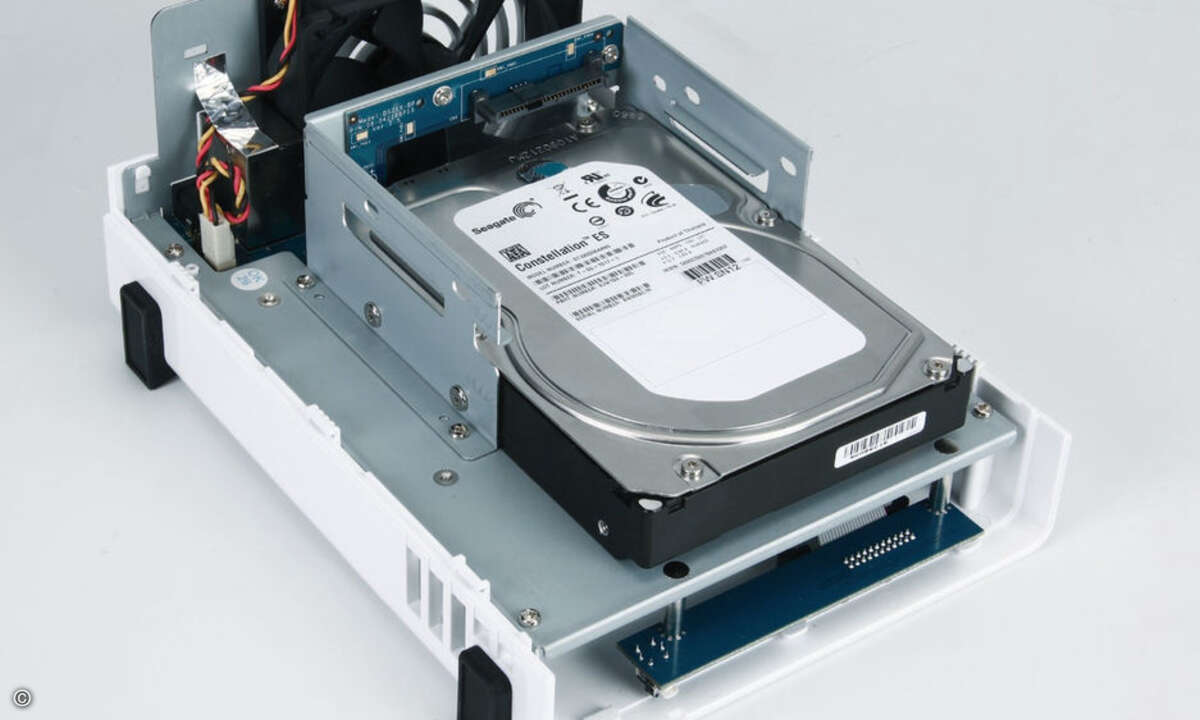 In die Synology Diskstation DS212j muss der Nutzer die Festplatten selbst einbauen. Mit einem Schraubenzieher bewaffnet ist das aber auch schnell erledigt. © Josef Bleier, Stefan Rudnick, Hersteller, Archiv