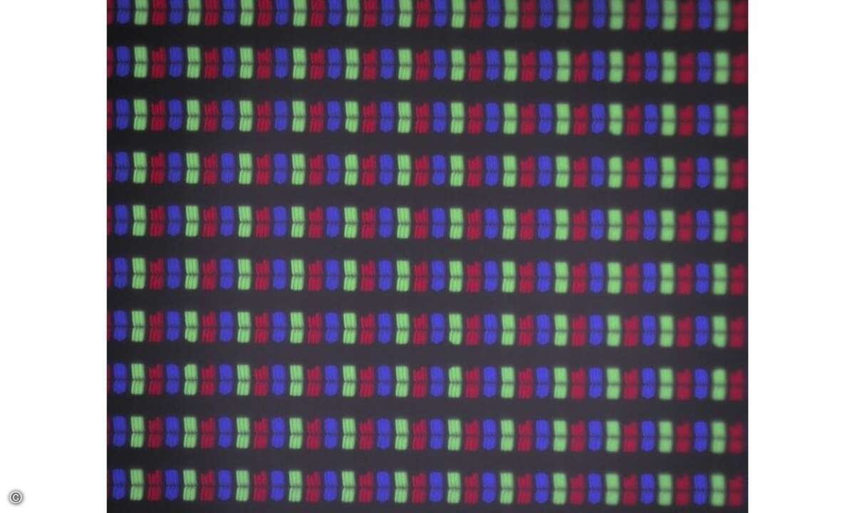 iPad3-Display unter dem Mikroskop Das Display des iPad3 ist unter dem Mikroskop viel feiner. Zu sehen ist wieder reines Weiß bei voller Helligkeit. Auf die Fläche eines Fernseh-Pixels fallen hier schon mehr als 40 iPad-Pixel. Alles, was schwarz ist,