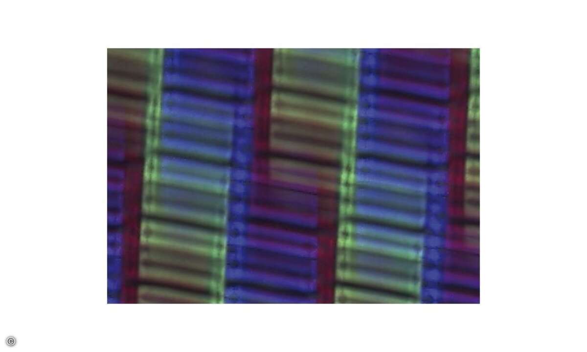 Im Bild ist 3D deaktiviert. Es besitzt die volle 4K-Auflösung. Schaltet man 3D ein, werden die Linsen aktiviert und durch das wenige Millimeter vor dem Display frontal angebrachte Mikroskop kann man die Lichtverteilung der Linsen erahnen. Weil der Me