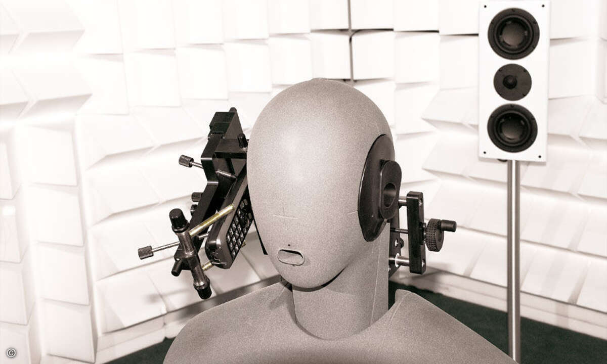 In der TESTfactory werden alle Smartphones auf Herz und Nieren geprüft. (Bild: connect)