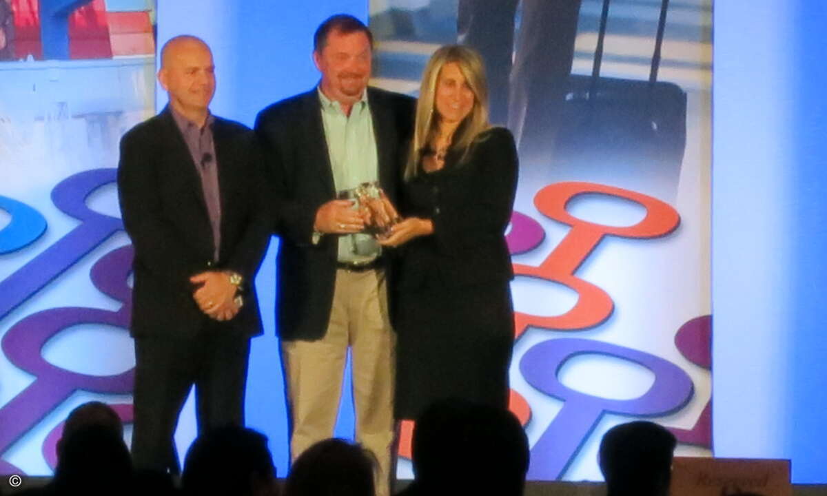 Die IBM-Manager Dave Wilson und Kristen Lauria überreichten auf der Impact 2012 etlichen Websphere-Partnern Preise.