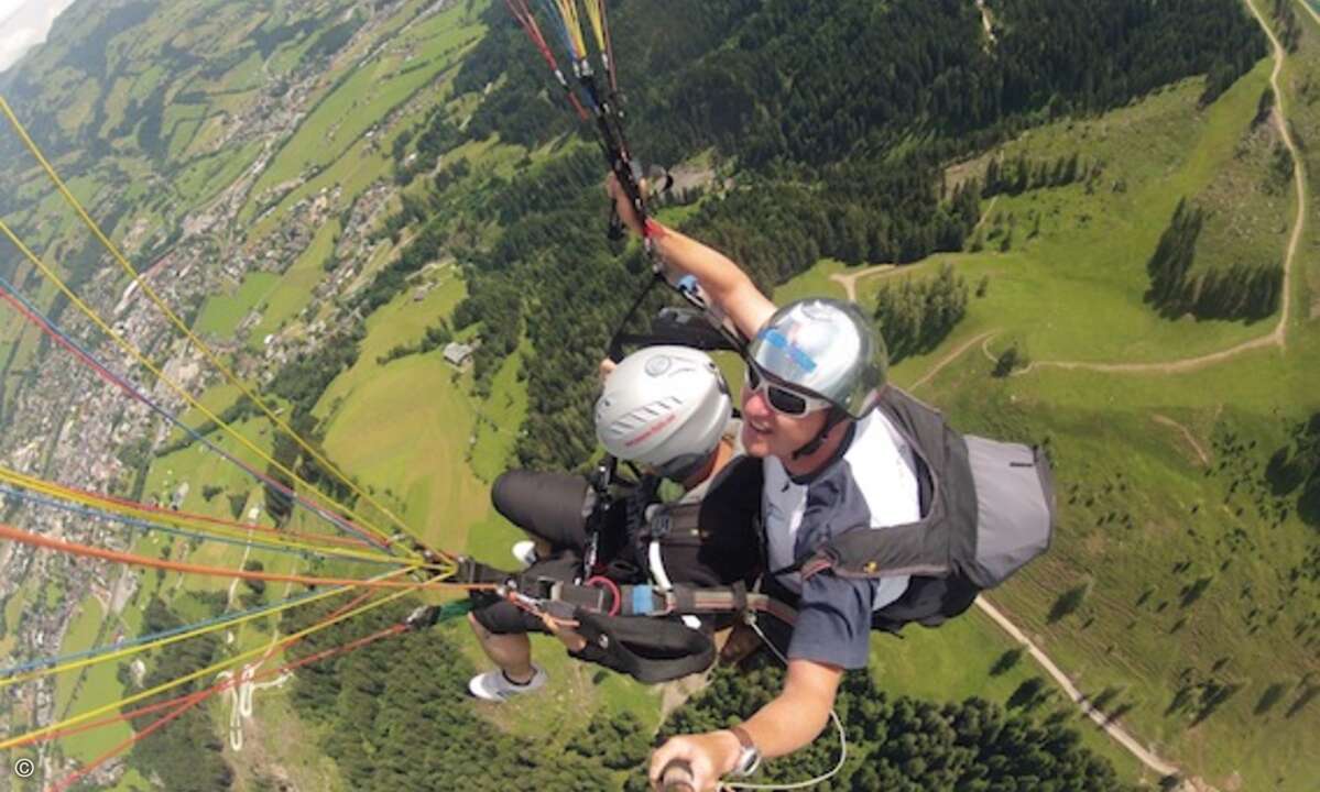 Adrenalin-Kick garantiert: Paragliding-Tandemflug über den Alpen (Foto: Leo Mayrhofer/www.leonardo-flights.com)