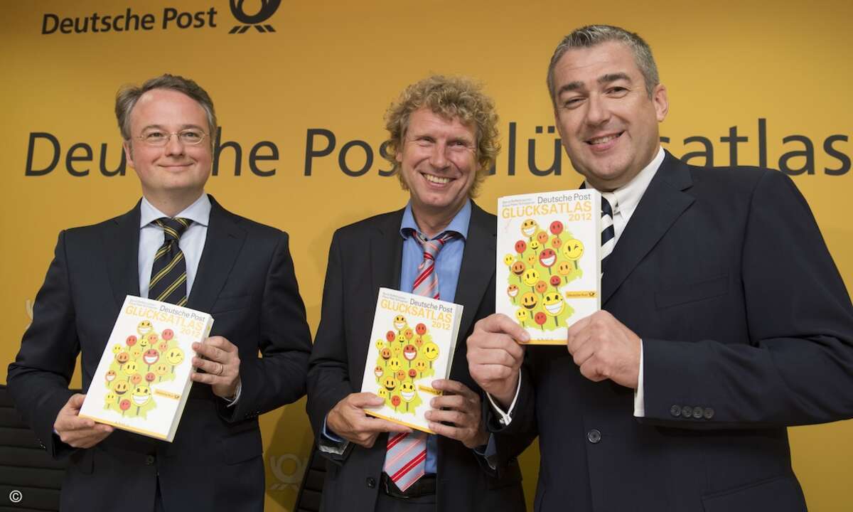 »Deutsche Post Glücksatlas 2012« vorgestellt: Dr. Jan Dietrich Müller (Leiter der Abteilung »Communications Strategy and PR Programs«, Deutsche Post DHL), Prof. Dr. Bernd Raffelhüschen (Professor für Finanzwissenschaft) und Jürgen Gerdes (Konzernvors