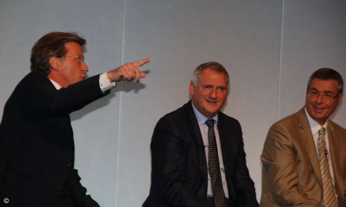 Milo Schachner, Cisco, begrüßt die Disti-Bereinigung, David Cornick (IBM) und Pierre Jover (HP), scheuen offene Worte (Foto: CRN)
