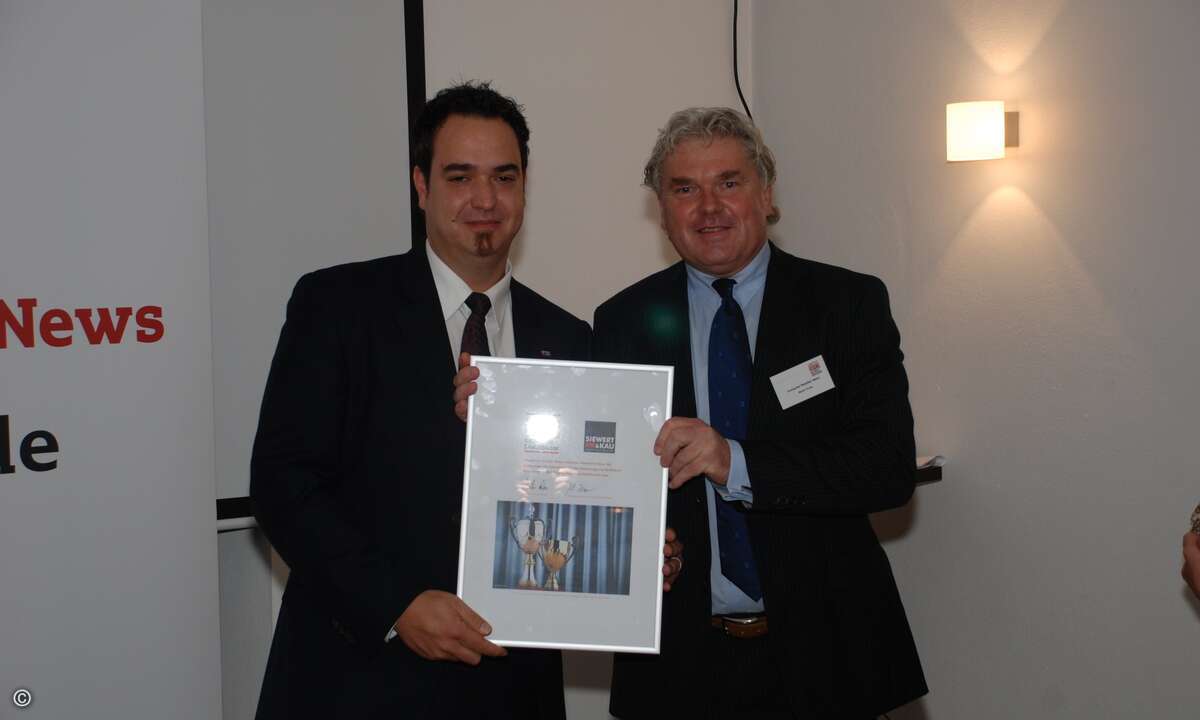 Sebastian Hill nimmt auf der Award-Verleihung in München die Urkunde für Siewert & Kau entgegen (Foto: CRN)