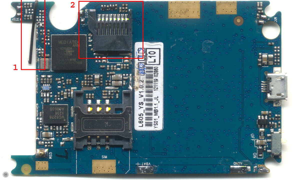 Neben einer einfach gehaltenen Bluetooth-Antenne (1) bringt das Telefon - im Gegensatz zu iPhone und Co) einen micoSD-Slot (2) mit. (Bild: Andrew Huang)