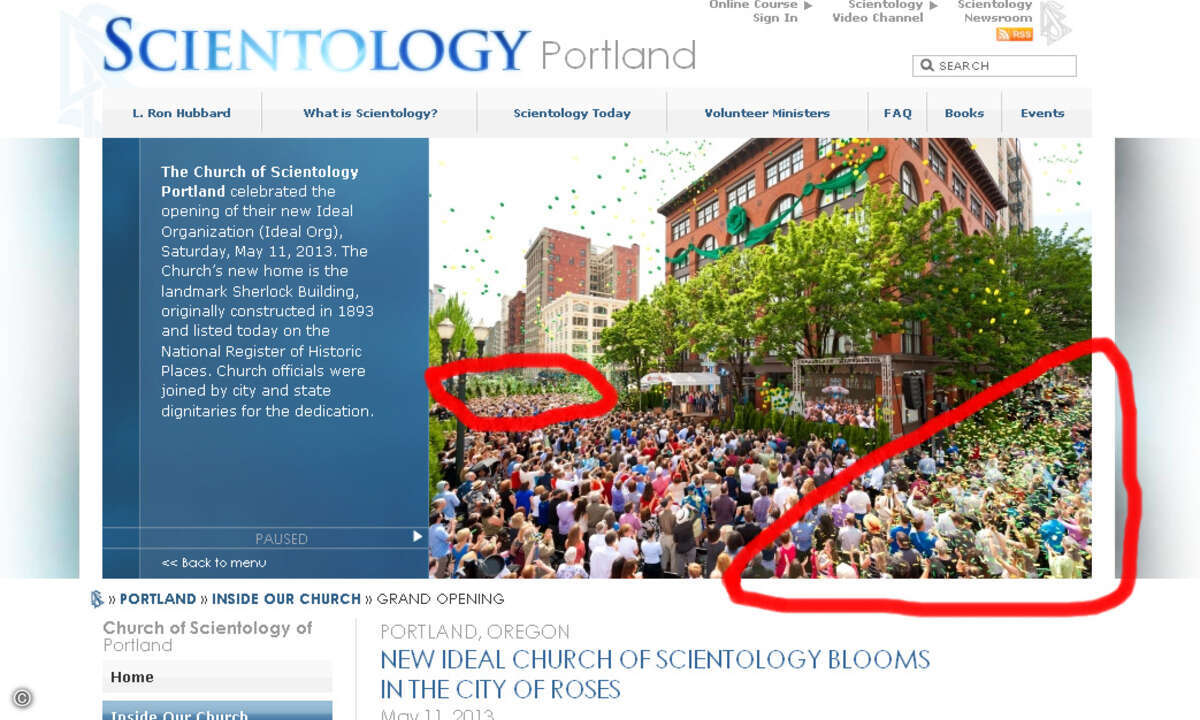 … eine jubelnde Menschenmenge. Das Gleiche passierte auf der anderen Seite. (Bild: Screenshot - scientology.com)