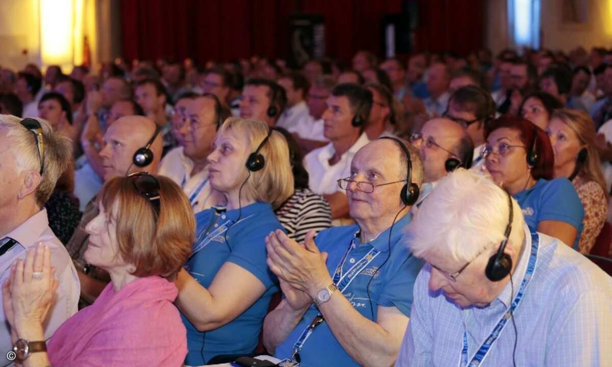 Die angereisten Händler wollten neue Konzepte gegen den Umsatzschwund im CE-Bereich kennenlernen (Bild: Euronics)