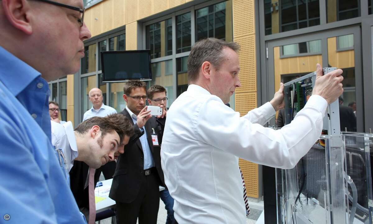 Dr. Egbert Figgemeier, 3M, entfernt den Supermicro-Server aus dem Novec Tauchbad (Bild: 3M/Boston)