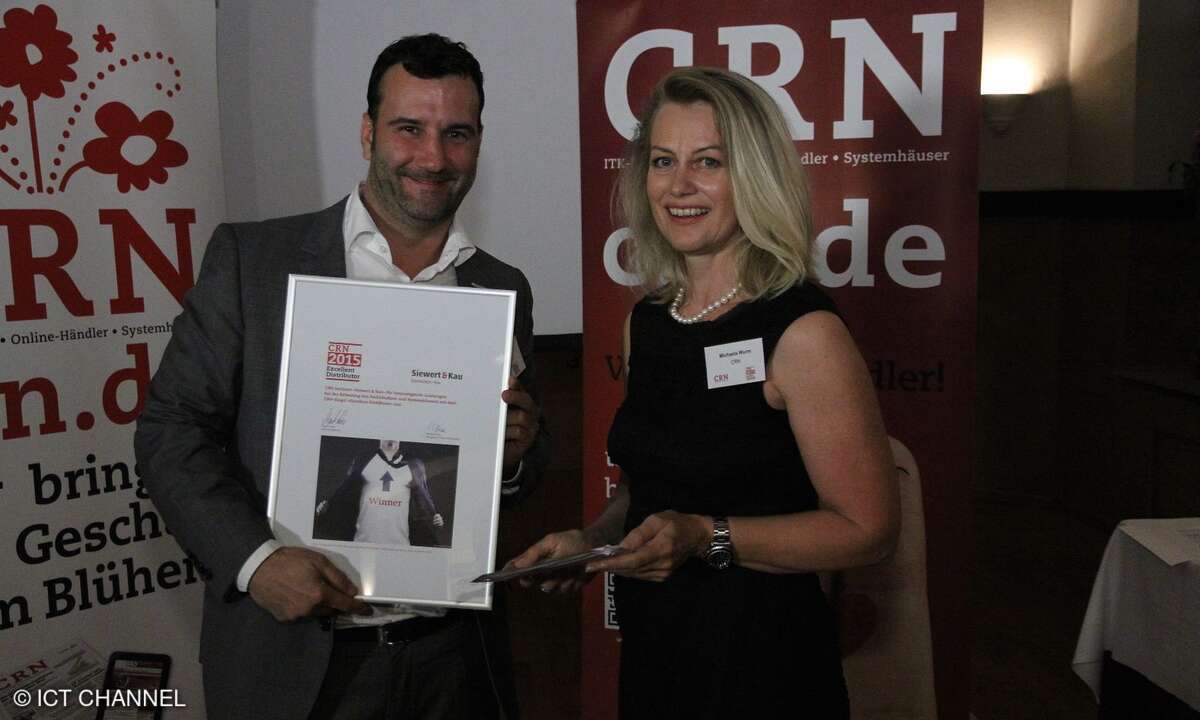 Yves Plaire von Siewert & Kau mit Michaela Wurm (CRN)