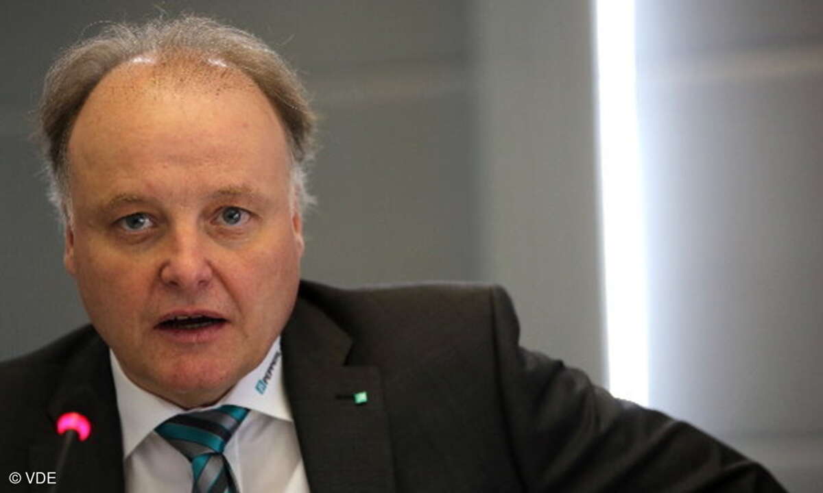 »In fünf bis sechs Jahren kommen die Babyboomer an ihr Ende«, so Dr. Gunther Kegel, stellvertretender VDE-Präsident und Geschäftsführer von Pepperl+Fuchs auf der Hannover Messe. Die Fachkräftesituation bleibe weiterhin zugespitzt: »Die Absolventenquo