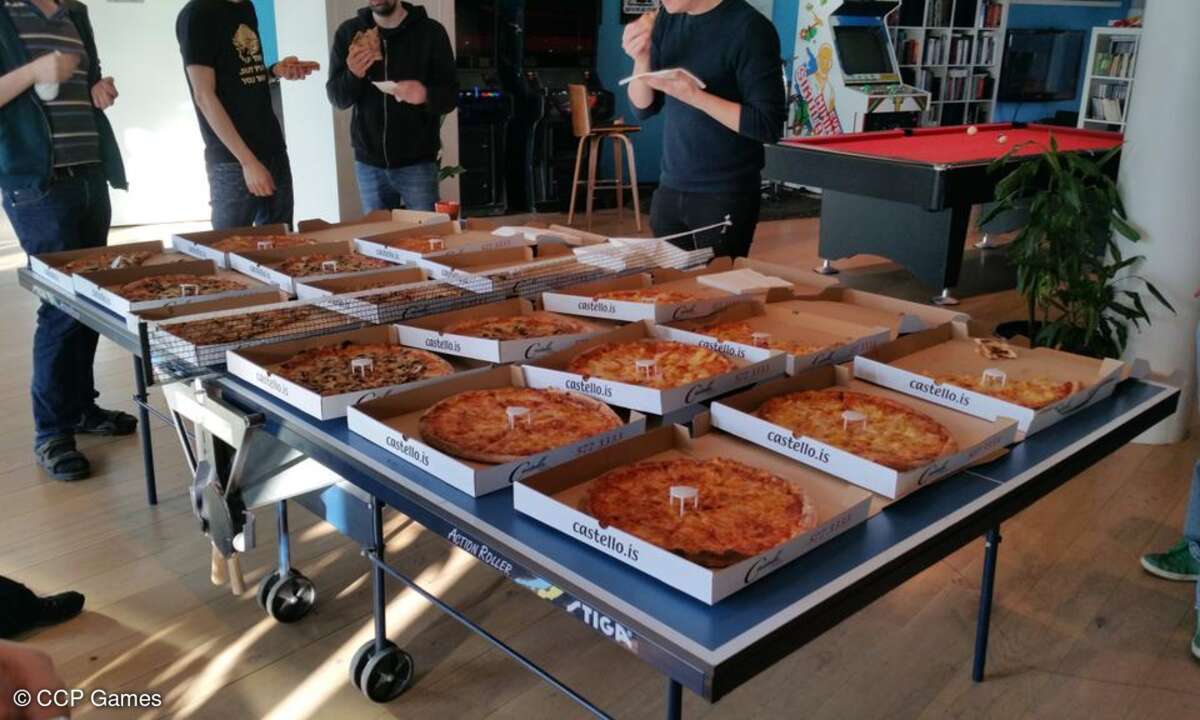 Entwickler beim Spielehersteller CCP im Stress wegen eines mehrstündigen Server-Problems - da hilft nur eins…